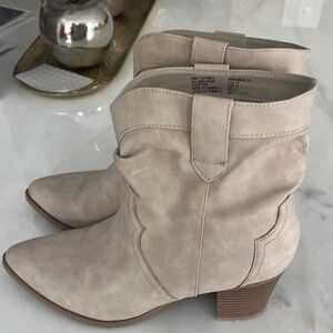 Elegant western Cream Ankle Boots
